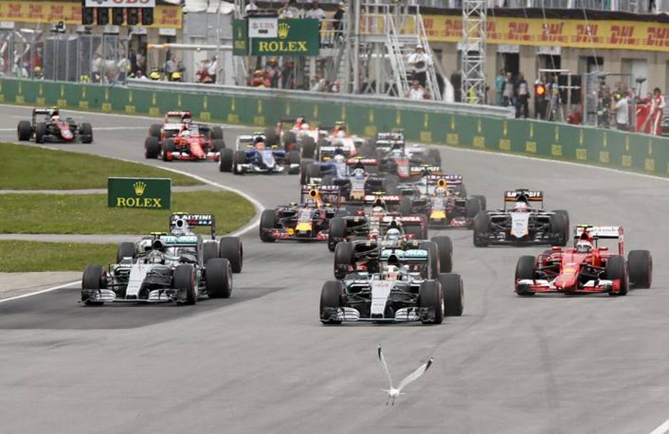 Il via del GP del canada con le Mercedes che conservano le prime due posizioni. Reuters